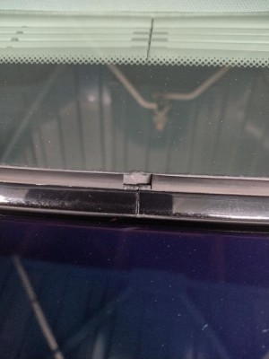rear windscreen seal clip.jpg