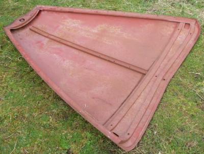 Bonnet underview shows strength centre bar lo-res.jpg