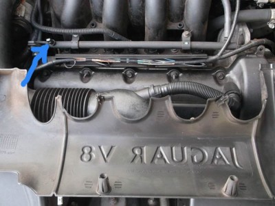 schrader valve 1999 XJ8 .JPG