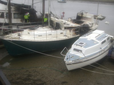 Boat fire PME 15.12.2013 004.JPG